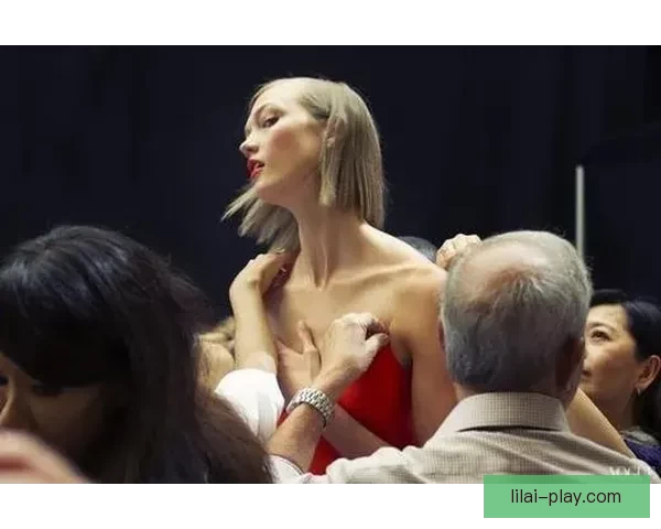 范德比尔特戏弄东契奇要求穿自己衣服戴金链 在更衣室走秀一番