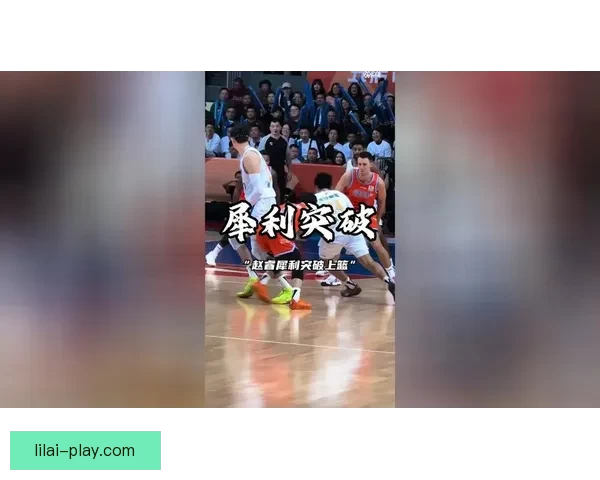 多尔特突破上篮重摔倒地受伤 已返回更衣室接受检查